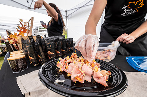 Les exposants préparant des bouchées aux Comptonales