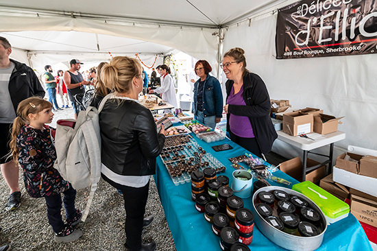 Des exposants au sec sous des chapiteaux aux Comptonales